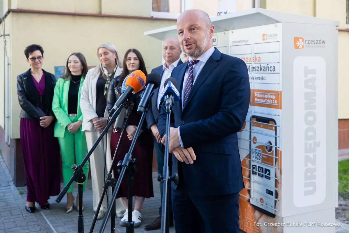 Fot. Grzegorz Bukała  / Urząd Miasta Rzeszów. Na zdjęciu Konrad Fijołek (na pierwszym planie)