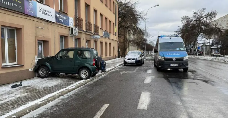Wypadek przy ul. Warszawskiej. Suzuki uderzyło w budynek. Dwie osoby ranne