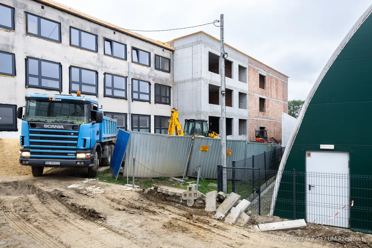 Rozbudowa SP nr 21 przy Miodowej. Nową część już widać
